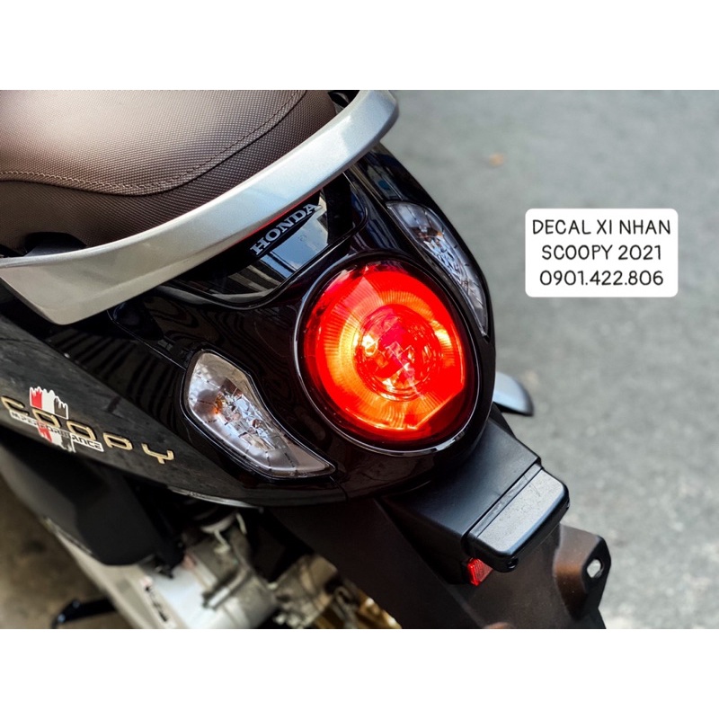 Decal Xi Nhan Đèn Hậu Scoopy 2021