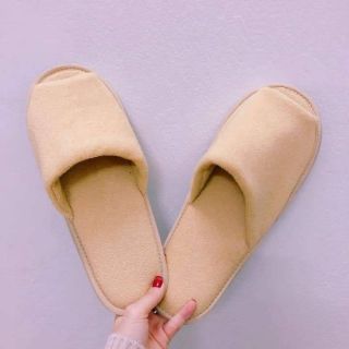 Dép ấm của hãng hàng không Việt Nam. Nhẹ mang ấm, có thể bỏ máy giặt OK . Dép mang tiện lắm khách nha