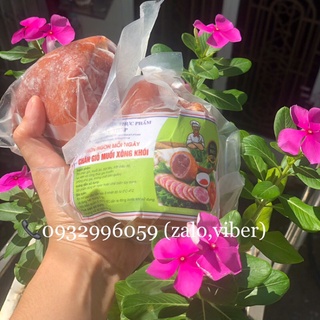 Chân giò heo rút xương ủ muối xông khói