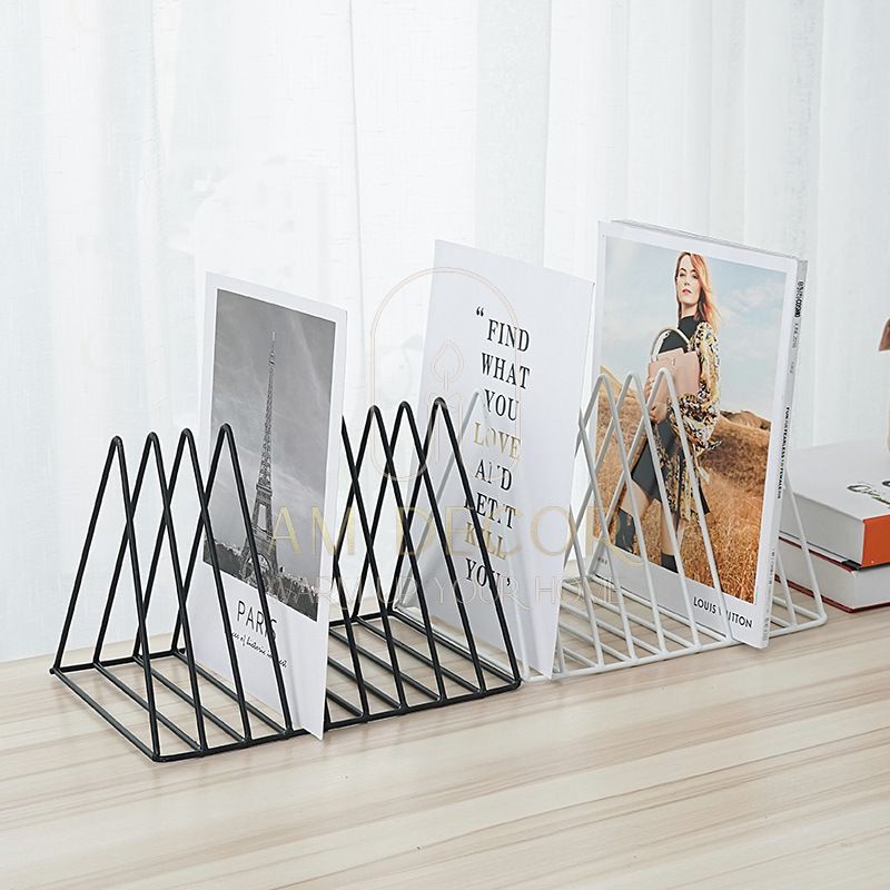 Kệ, giá đỡ sách báo, tạp chí tam giác sắt Bắc Âu decor trang trí  bàn học, tủ sách sang trọng - AM Decor