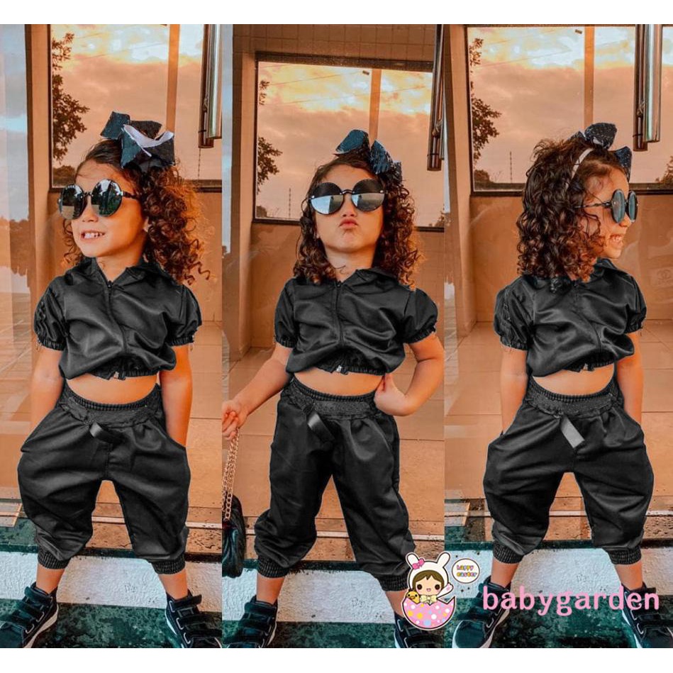 Set đồ 2 món áo tay ngắn cổ bẻ có dây kéo + quần dài bằng da màu đen trơn cho bé gái