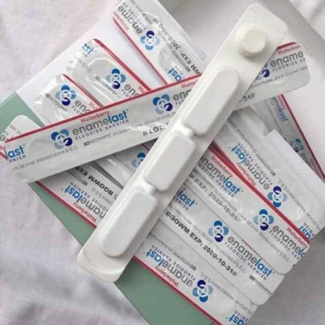 (RẺ VÔ ĐỊCH)Kem Ngừa Sâu Sún Răng Vecni Flour Viền đỏ-Enamelast Fluoride Varnish-KHÔNG CẦN CÁCH LI NƯỚC BỌT-DATE 5/2023