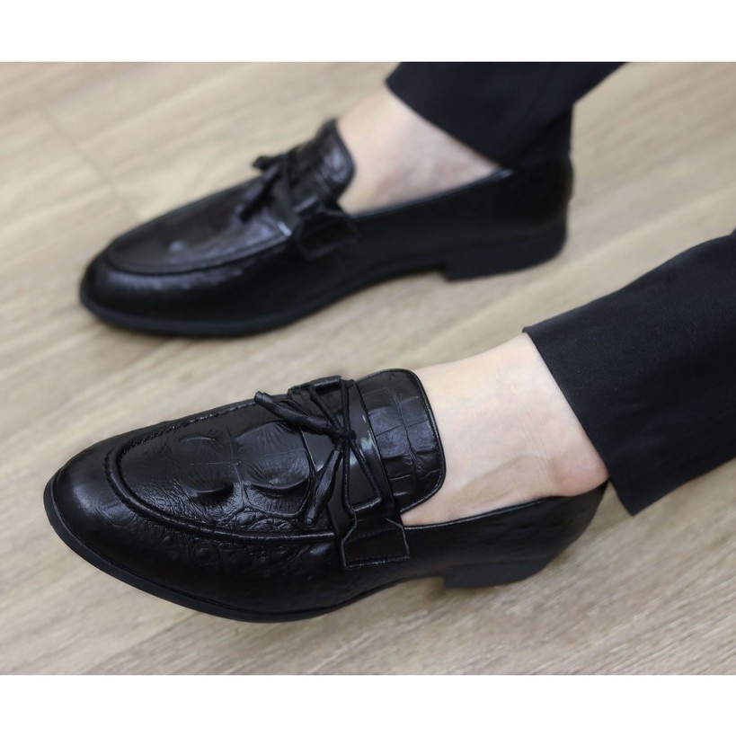 Giày lười nam vẫn là da cá sấu nhưng nó lạ lắm gắn lơ cực độc đáo