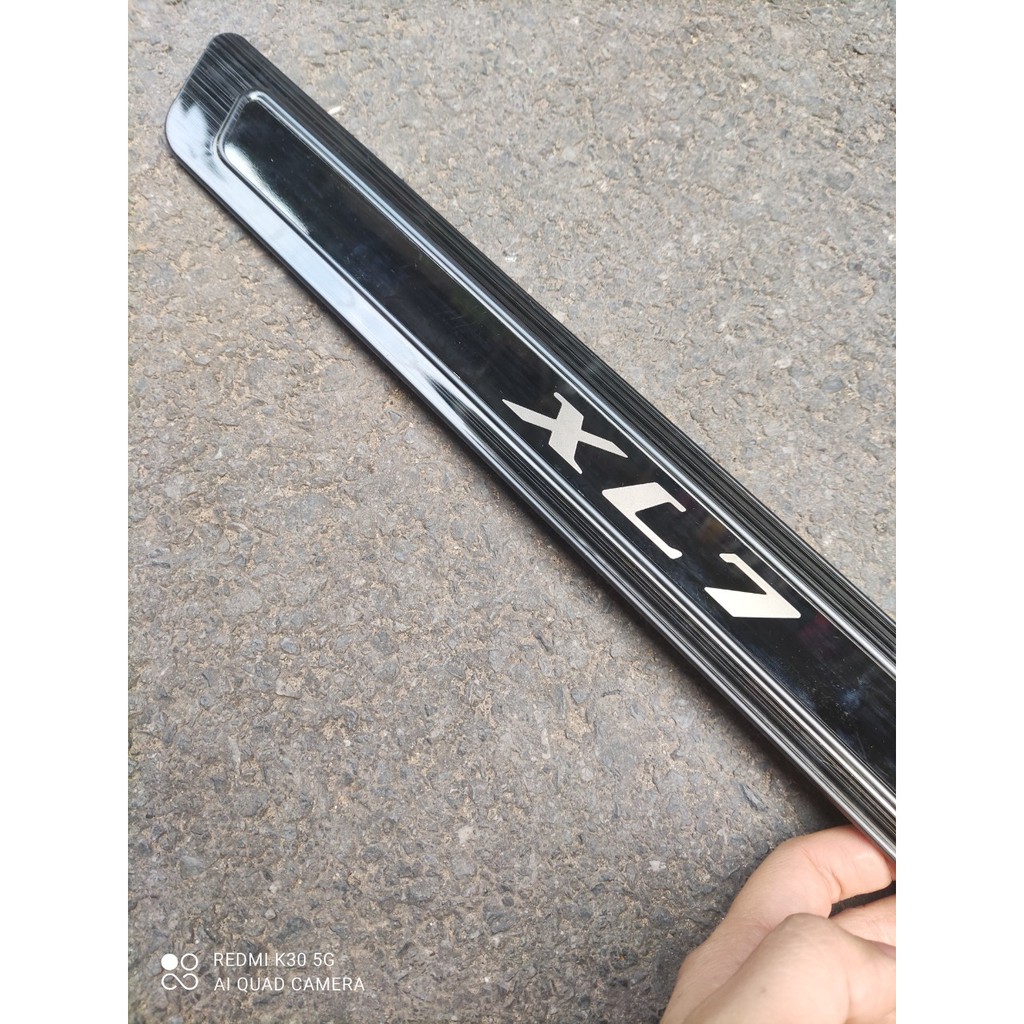 Ốp Bậc Cửa Xe Suzuki XL7  2019 2020 2021 2022 2023 mẫu Titan