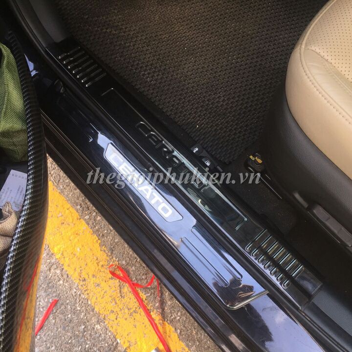 Ốp bậc cửa, Nẹp bước chân xe Kia Cerato 2016-2018 - chất liệu Titan  tặng keo trợ dính