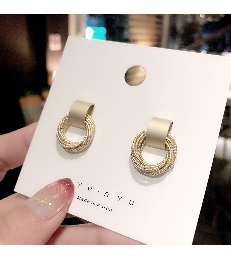 Đôi bông tai thời trang Hàn Quốc dễ dàng phối trang phục độc đáo