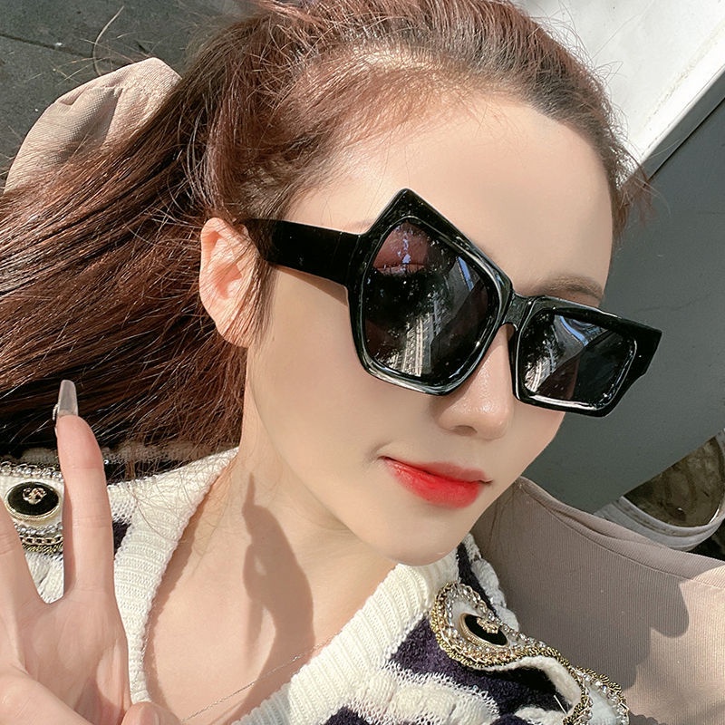 Kính mát gọng nhướng lông mày không đều ngộ nghĩnh phong cách hip hop phương Tây vui nhộn cá tính