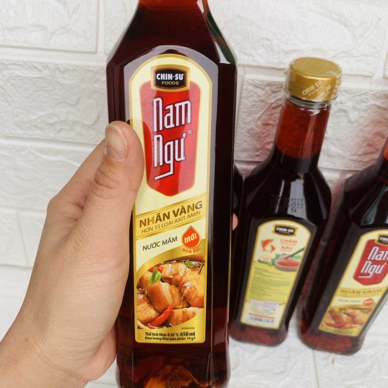 CHAI NƯỚC MẮM NAM NGƯ NHÃN VÀNG LOẠI 650ML CHAI LỚN