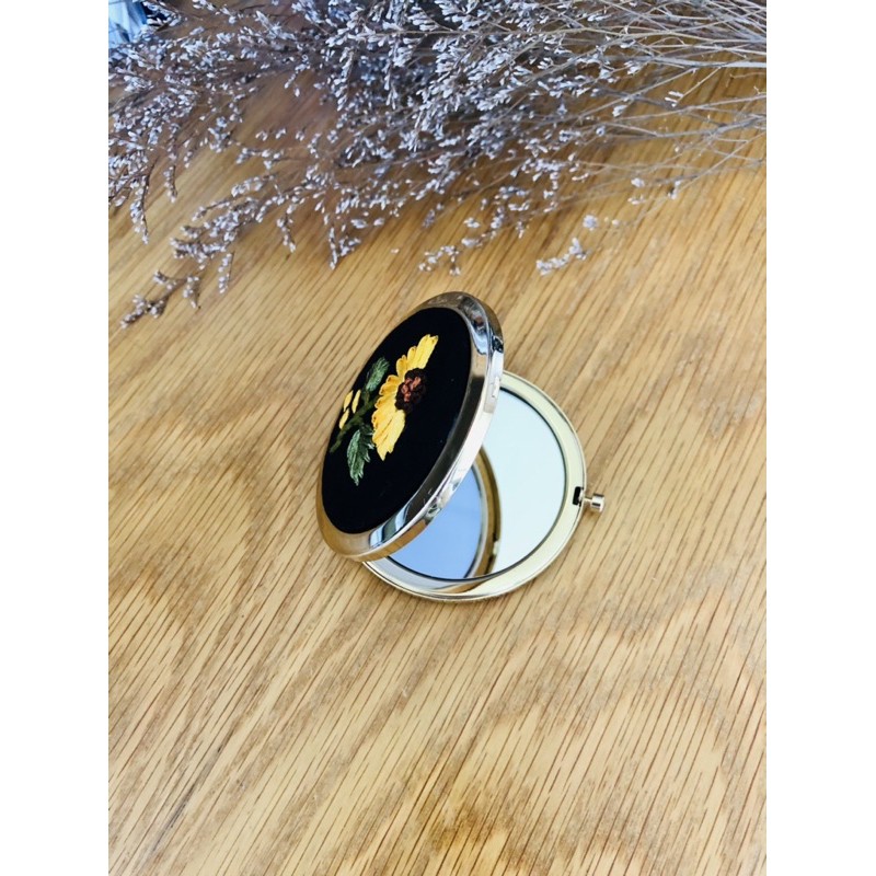 Gương thêu handmade