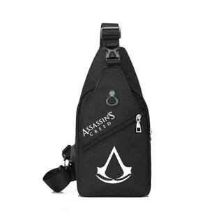 Túi đeo chéo Assassins Creed, có cổng usb bên ngoài và khe tai luồn tai nghe