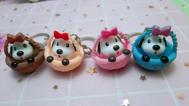Móc khóa cún ngồi giỏ