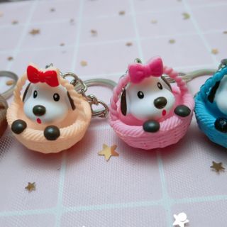 Móc khóa cún ngồi giỏ