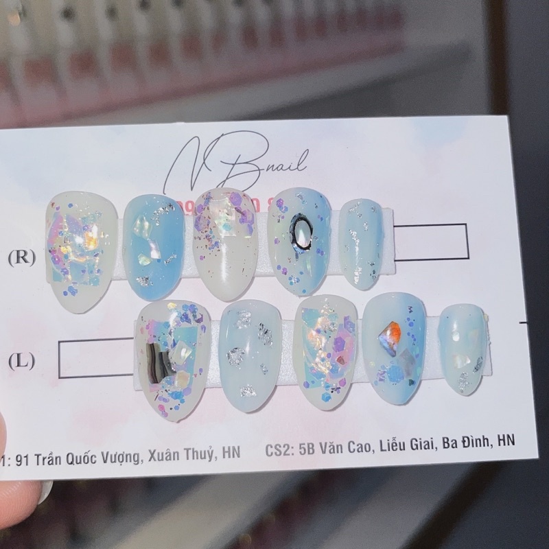 bộ nailbox xinh xỉu luôn,ảnh thật shop tự chụp ạ,làm thủ công cực cầu kỳ.! fom móng mỏng dễ chơi,độ bền 2-3 tuần