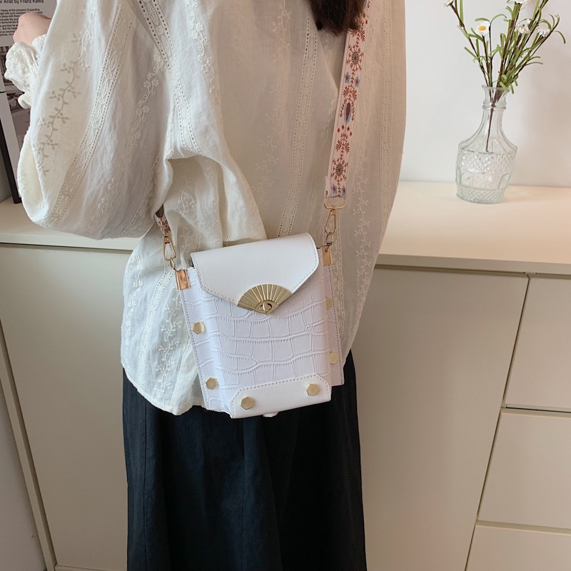 Túi Đeo JASMIN NOIR Chéo Họa Tiết Da Cá Sấu Đính Đinh Tán Thời Trang Cho Nữ