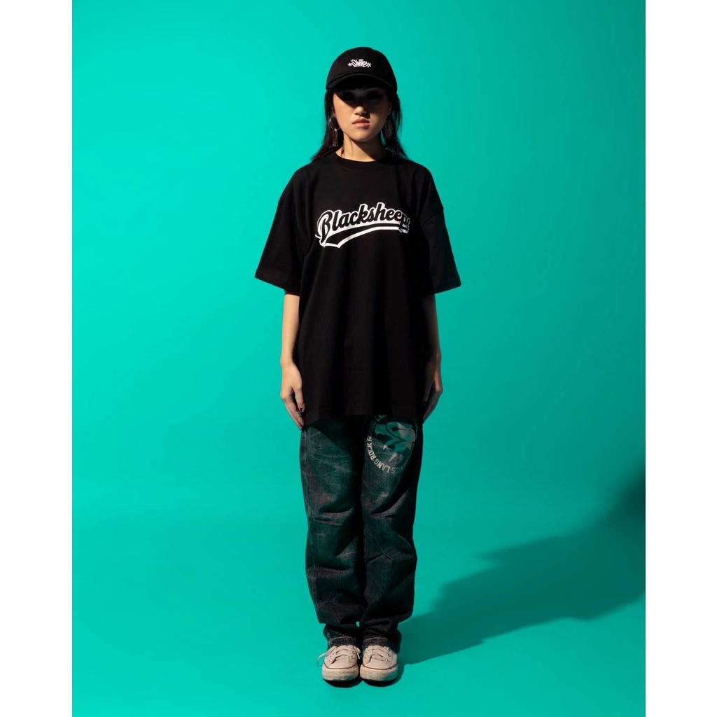 Áo thun tay ngắn BLACKSHEEPS® màu đen aka ATHLETIC LOGO OVERSIZED SS TEE - BLACK