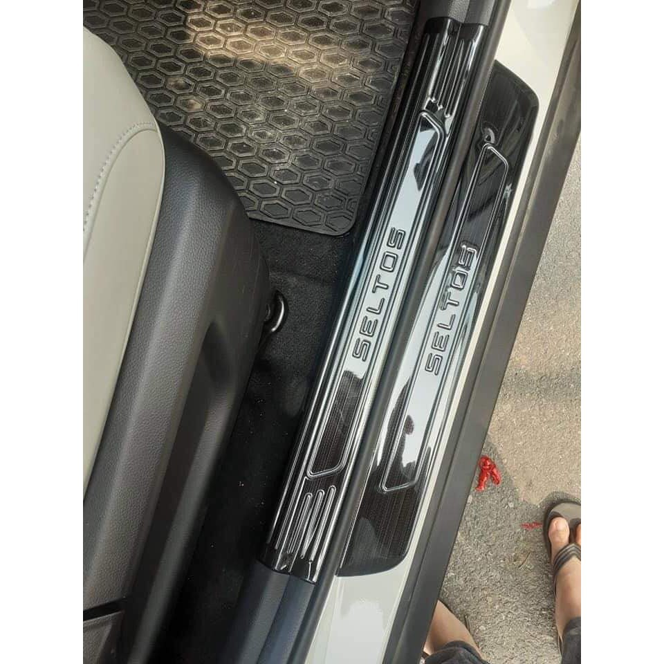 Ốp bậc cửa, Nẹp bước chân xe Kia Seltos 2020-2021 chất liệu titan, mẫu 2