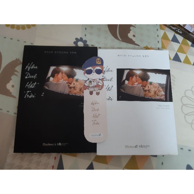 Hậu duệ mặt trời tập 1 + 2 tặng postcard, photobook và postcard có chữ kí