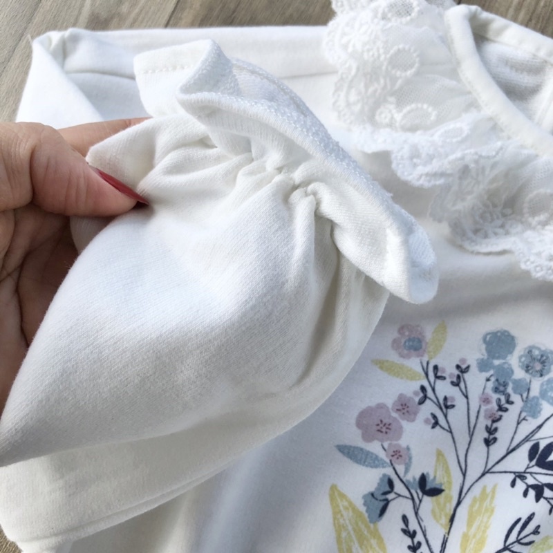 Áo nỉ bé gái xuất Hàn màu trắng cổ ren