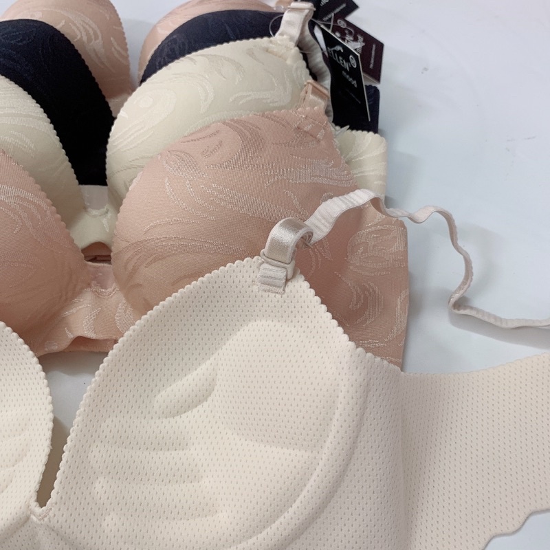 Áo lót nữ su vân hoa không gọng, thông hơi , mút đệm bàn tay tầm 3 phân, mút mềm mại dễ chịu. Size: 34,36,38.
