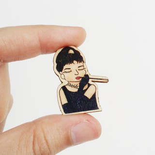 Huy hiệu cài áo gỗ audrey hepburn ps020