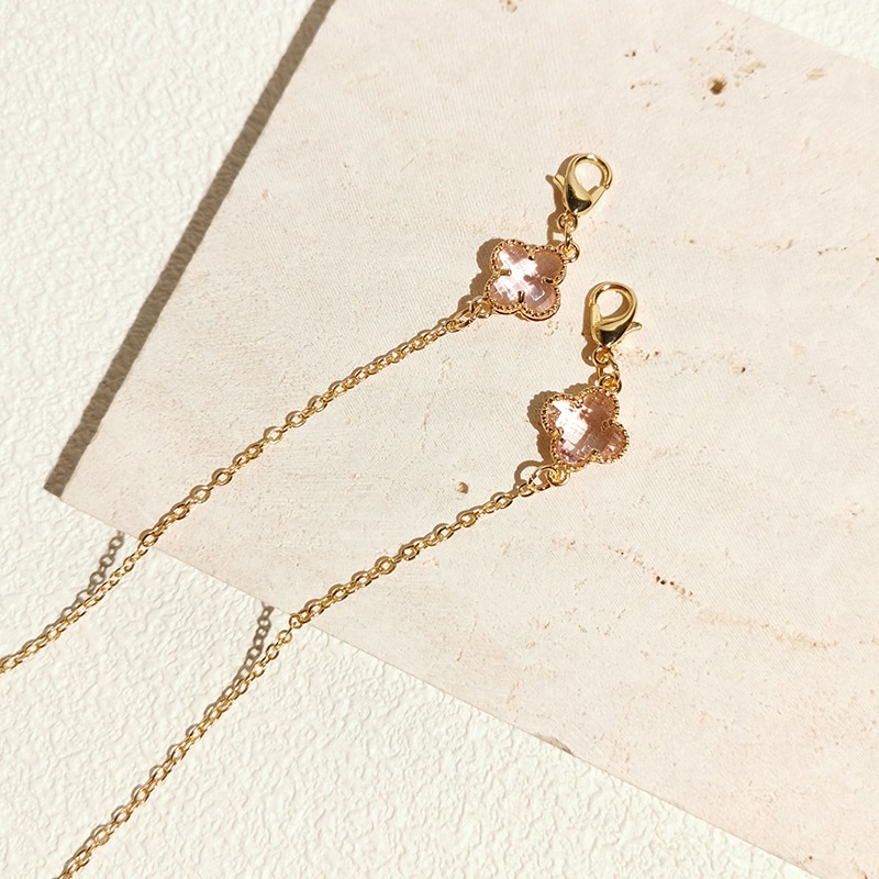 Dây Đeo Kính Chống Mất Hình Cỏ Bốn Lá Đính Đá Pha Lê Thời Trang