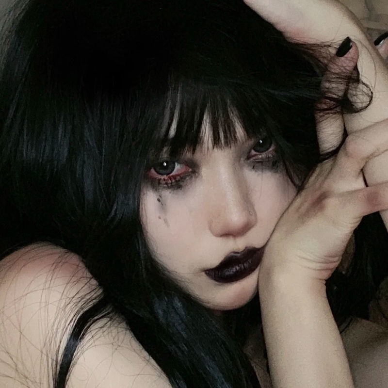 Son môi màu đen phong cách gothic dùng để hóa trang halloween