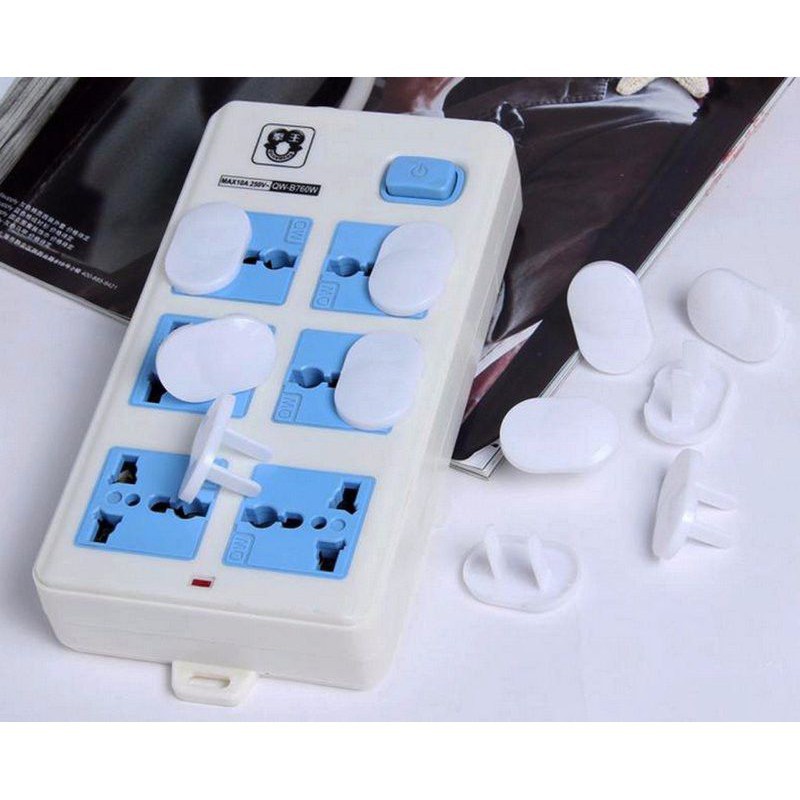 Một chiếc nút bịt ổ điện bằng nhựa trắng an toàn cho bé  Yoko Store