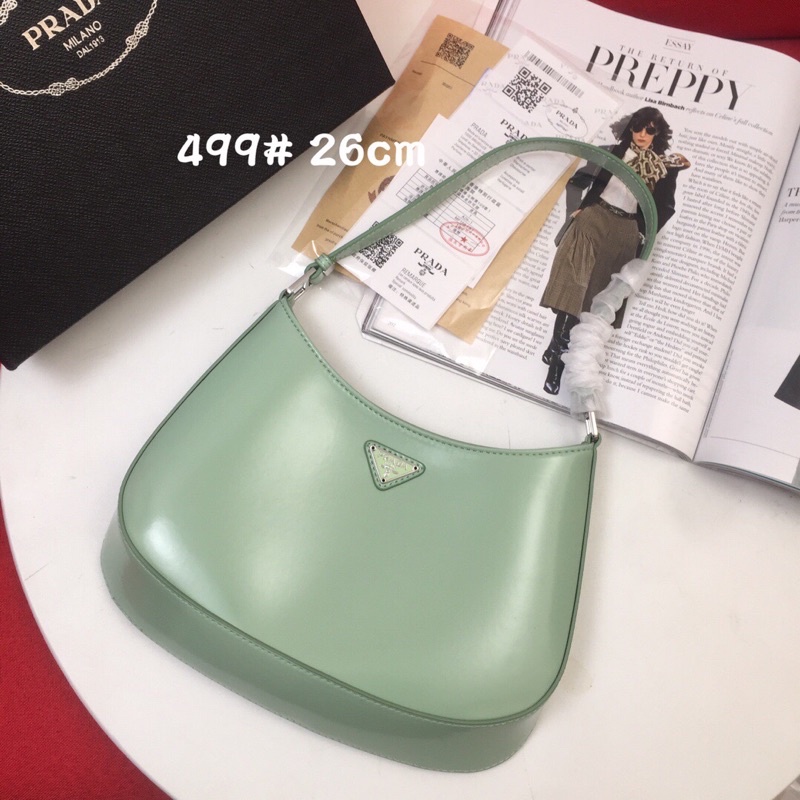 Túi xách nữ đeo một bên vai da trơn chống mài mòn logo thương hiệu nổi Prada.