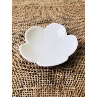 Dĩa gốm trắng hình hoa