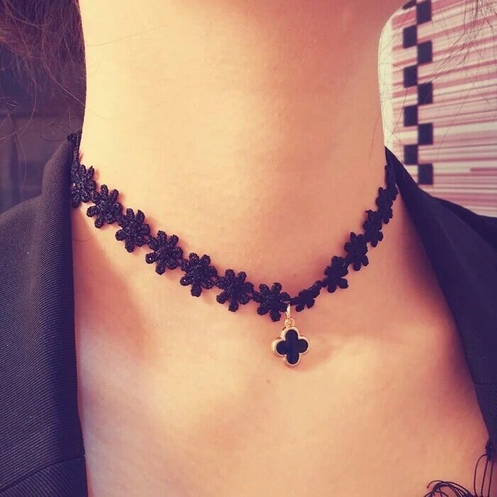 Vòng Cổ Choker Màu Đen Mặt Cỏ Ba Lá