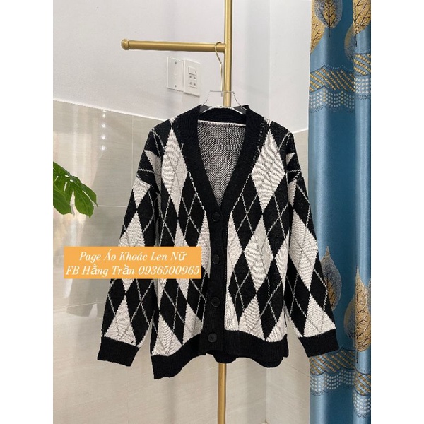 Áo khoác len kẻ cổ tim dáng rộng.