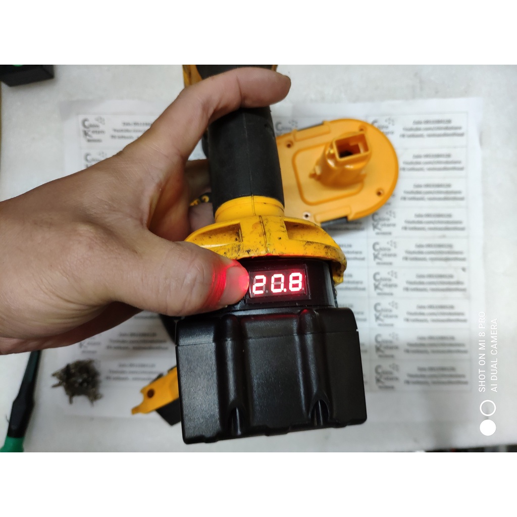 Đế chuyển chân khoan, vit Dewalt 18V NiCD/NiMH đầu đút sang dùng pin cài Makita