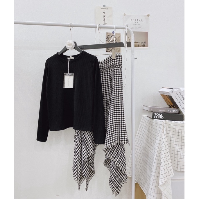 Set áo len tăm đen mix chân váy dạ tua rua | BigBuy360 - bigbuy360.vn