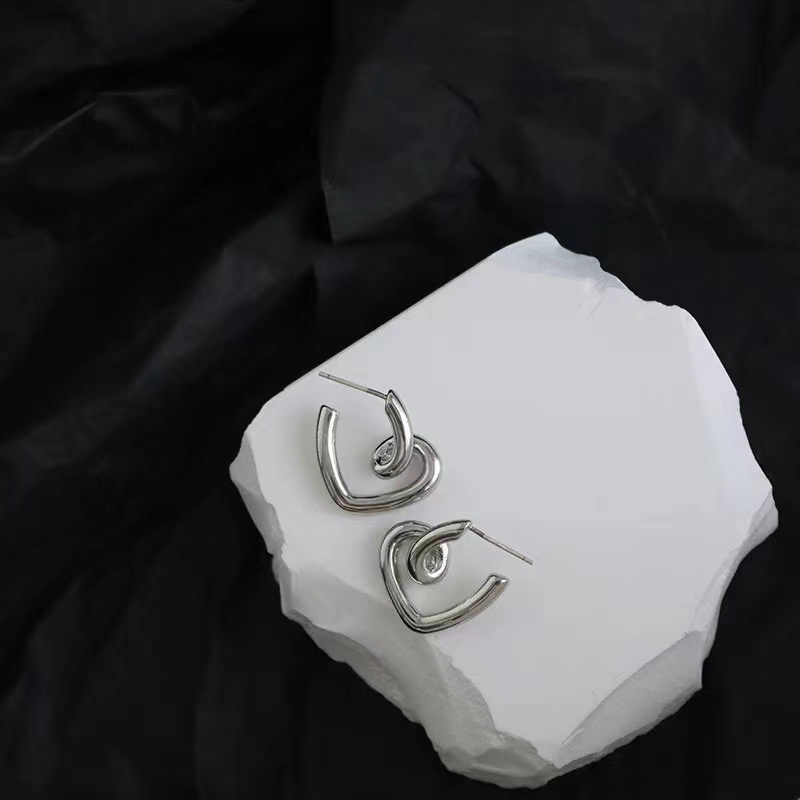 Khuyên tai kim loại dạng trái tim không đều đơn giản