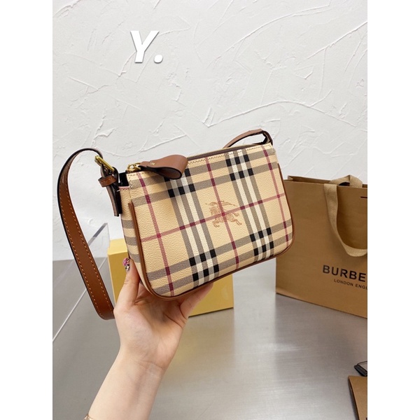 Túi Burberry hoạ tiết