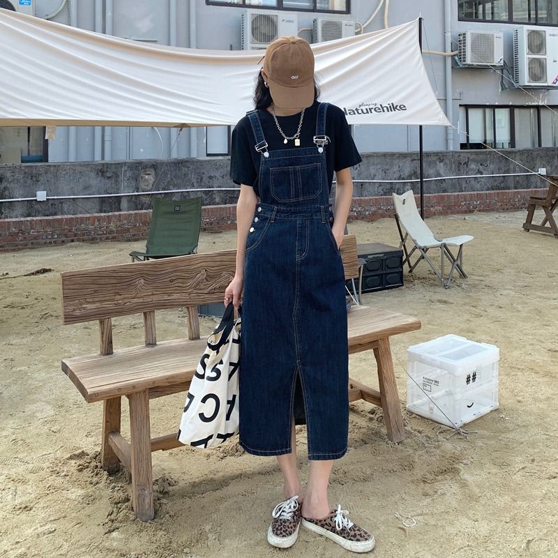 Váy yếm jean màu xanh đậm 3 khuy bên hông dáng chữ A xẻ tà sâu phong cách Girl Crush