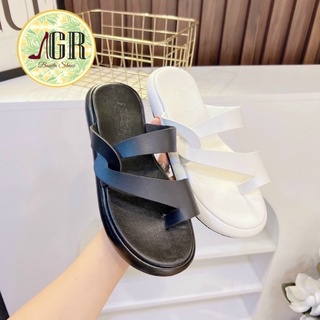 Dép xuồng mũi tròn xỏ ngón quai cắt laze da mềm