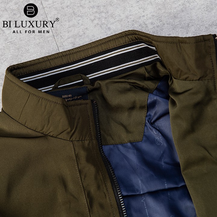 Áo khoác gió nam hai lớp Biluxury AG2T025REU chống nước đi mưa nhẹ có túi trong tiện dụng màu xanh rêu | BigBuy360 - bigbuy360.vn