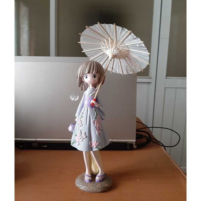 Tượng mô hình để bàn: Mẫu thiếu nữ cầm ô
