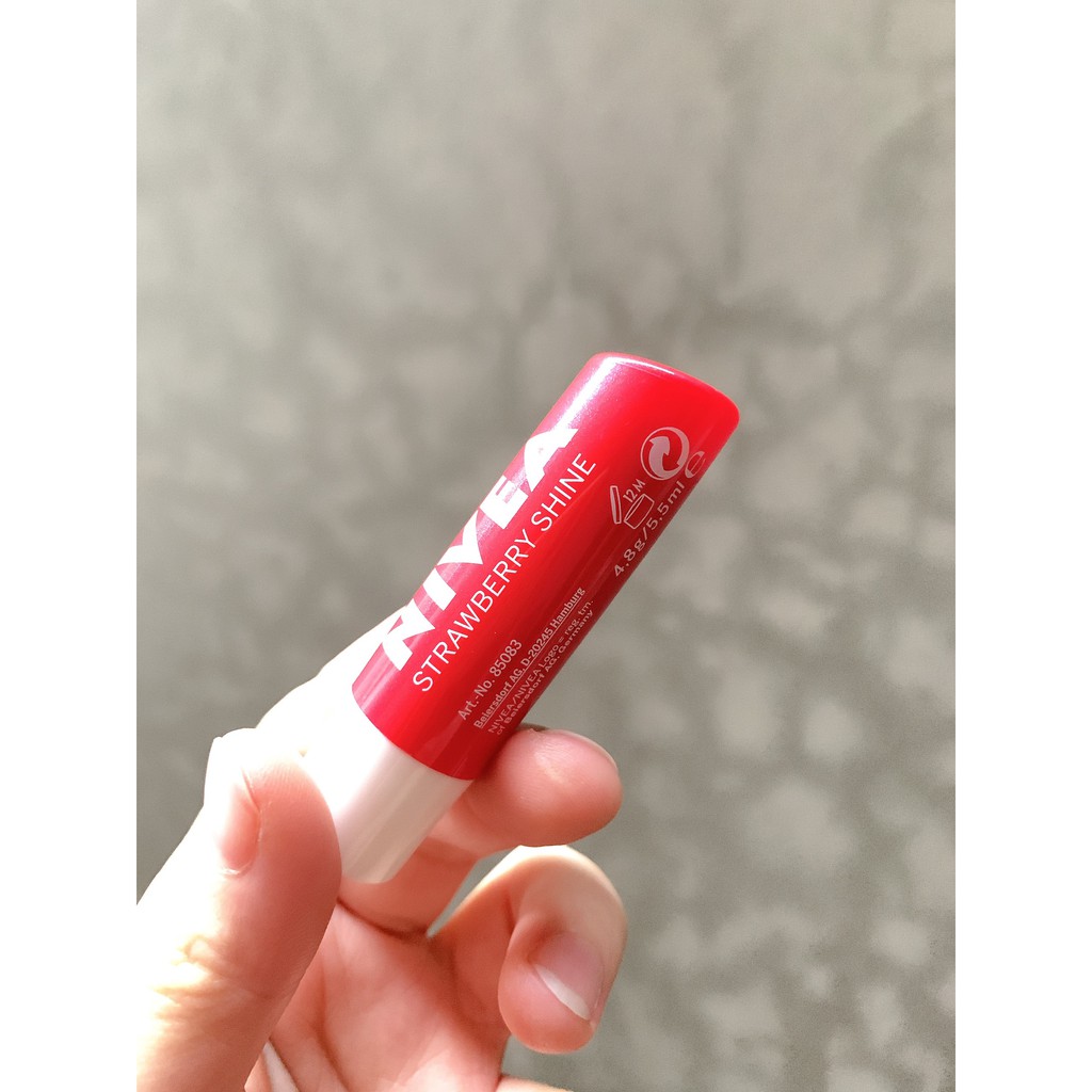 Son dưỡng môi NIVEA sắc đỏ hương dâu Strawberry Shine (4.8g)