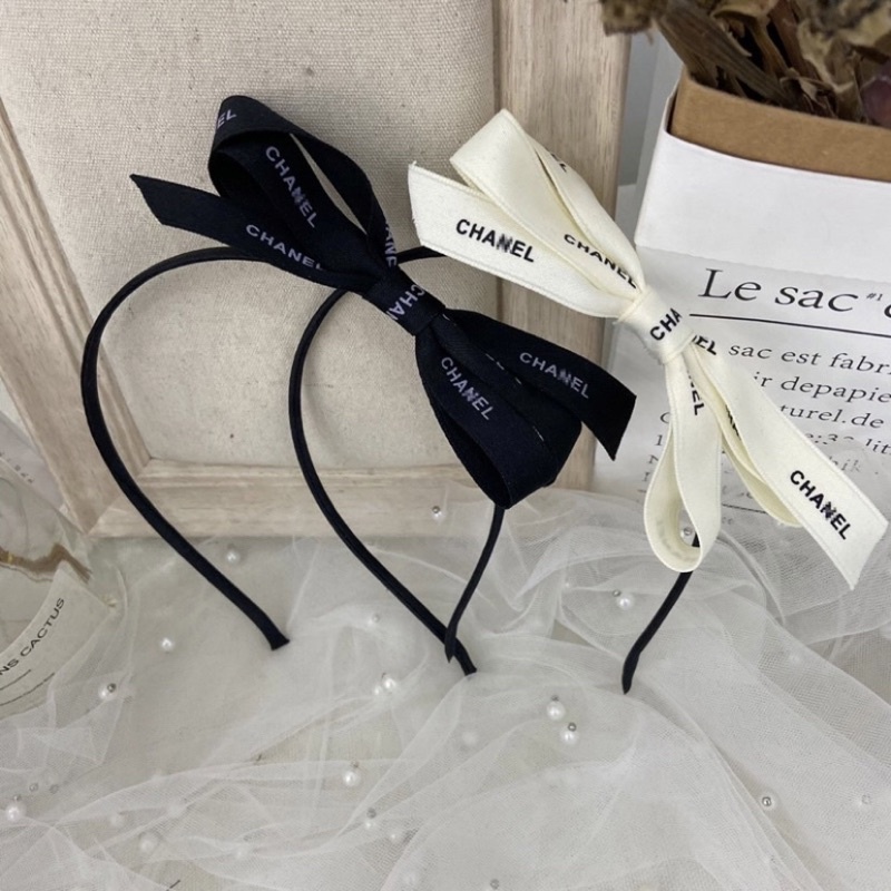 Cài tóc đính nơ chữ đơn giản Loli