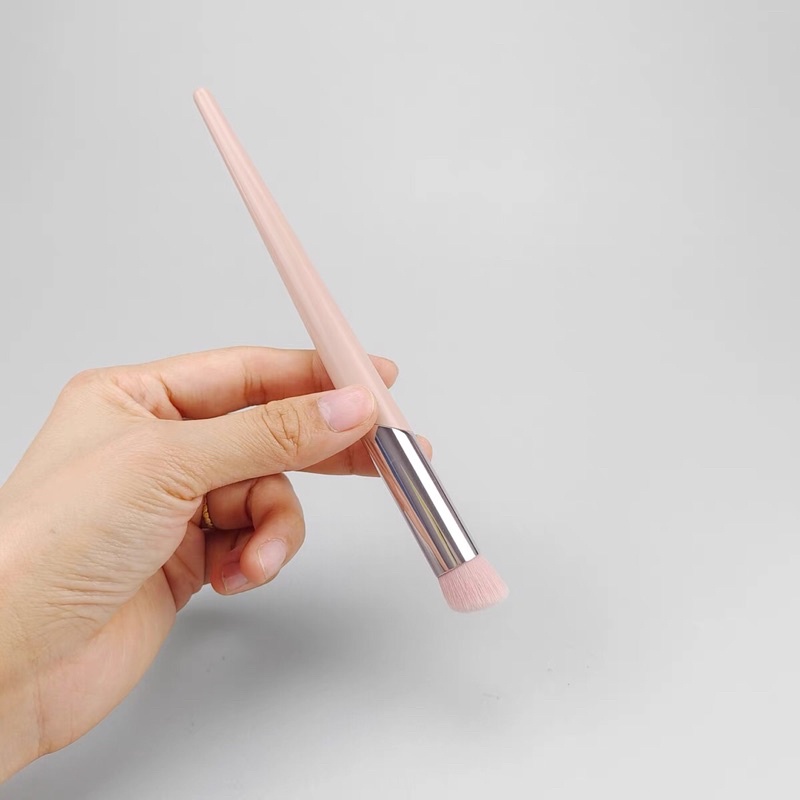 Cọ che khuyết điểm fenty màu hồng