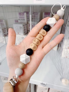 Dây đeo ti ngậm, gặm nướu theo tên bé