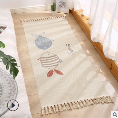 Thảm trải sàn cạnh giường, dưới chân ghế sofa hàng thiết kế bắt mắt, ấn tượng
