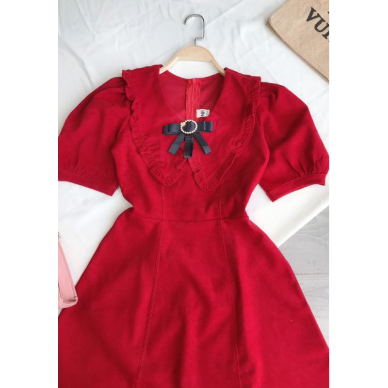 Đầm nỉ nhung tay phồng cổ sen viền bèo kèm tag.