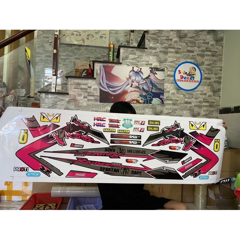 ( Quí khách vui lòng mang ra tiệm cho thợ dán ) Tem Raider thuơng hồng đen