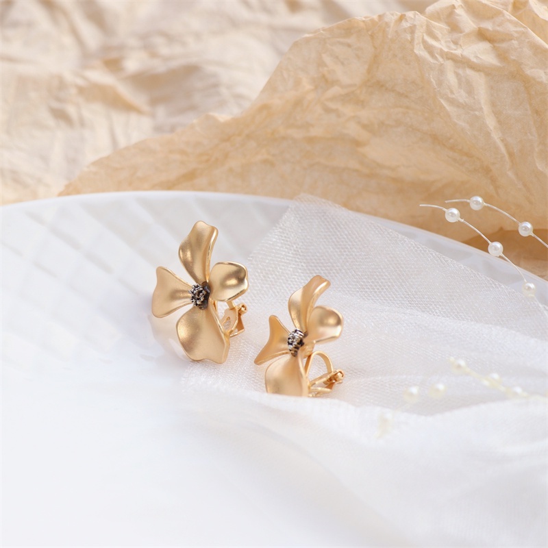 Khuyên tai kẹp không bấm lỗ chốt cố định K072 bằng hợp kim mạ vàng hình bông hoa dáng ngắn Leous Accessories