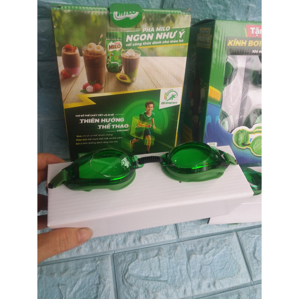 Hộp 2 kính bơi quà từ Milo