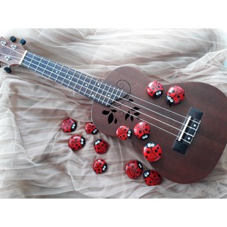 Bọ cánh cam bằng đá cuội vẽ tay