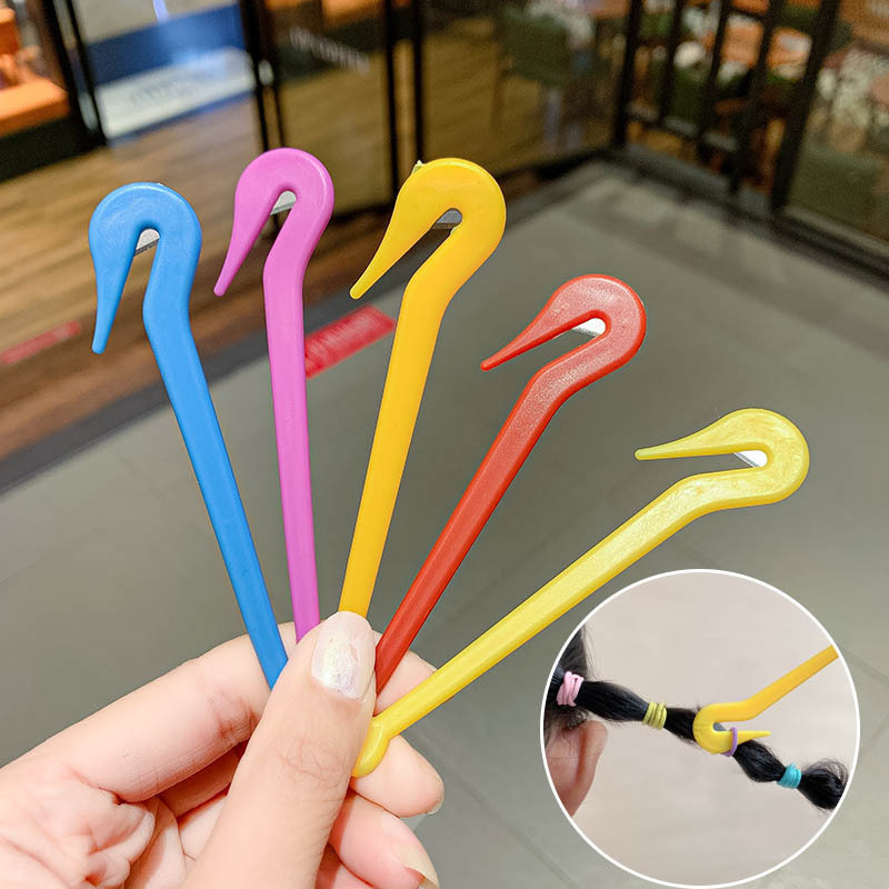Dụng cụ móc cắt dây buộc tóc cao su dùng một lần tiện dụng